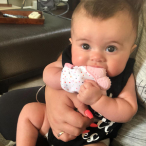 silikonova-rukavichka-za-grizane-chesane-na-nikneshti-bebeshki-zubi-mnenia-3