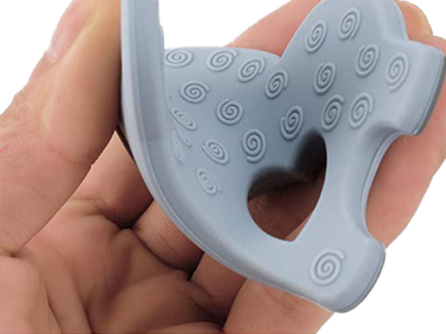 silikonova-grizalka-chesalka-s-klips-detaili-1